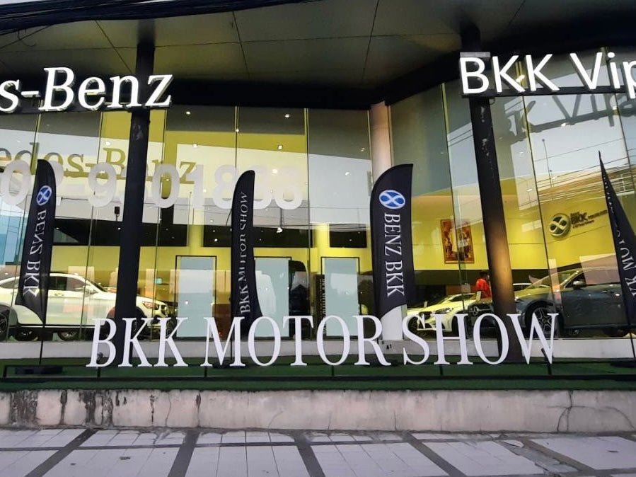 ป้ายโลโก้ตั้งพื้น และป้ายตั้งประกอบฉากถ่ายรูป ดีไซน์สวยสะดุดตา เหมาะสำหรับงานอีเวนต์ งานเปิดตัวสินค้า และการโปรโมทร้านค้า