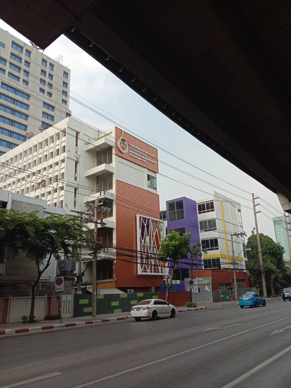 ป้ายวิทยาลัย ตัวอักษรคมชัด ทนทาน เหมาะสำหรับสถานศึกษา มหาวิทยาลัย และสถาบันการเรียนรู้