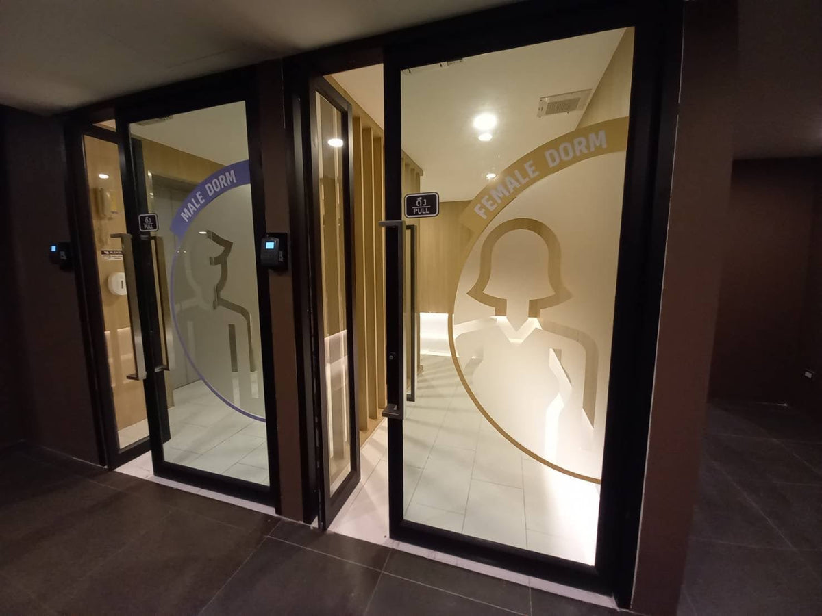 สติ๊กเกอร์ติดประตูกระจก พิมพ์คมชัด สีสดใส เหมาะสำหรับร้านค้า สำนักงาน และงานตกแต่งอาคาร