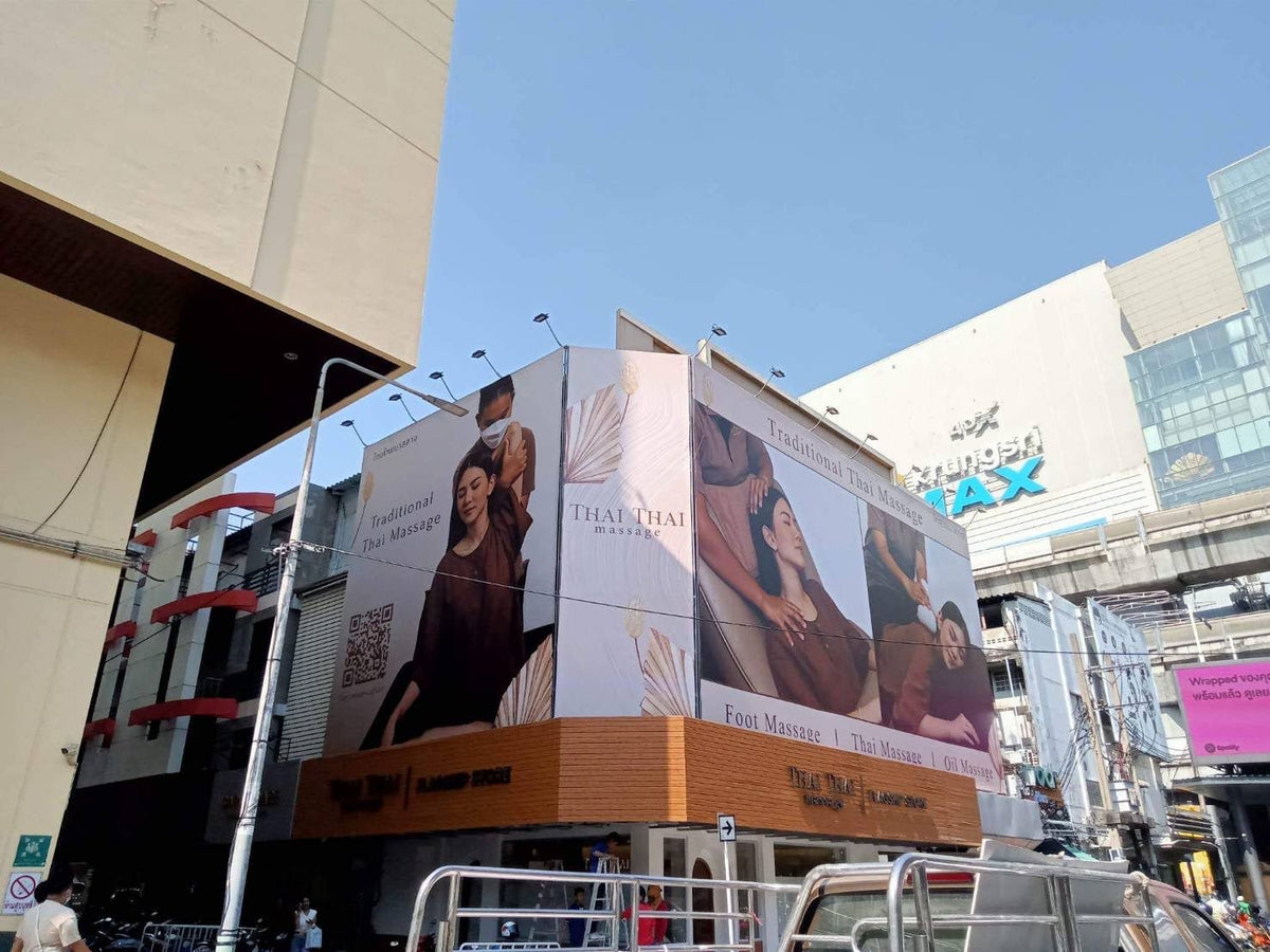 ป้ายไวนิลติดอาคารพาณิชย์ พิมพ์คมชัด สีสด ทนแดดฝน เหมาะสำหรับงานโฆษณา โปรโมชัน และสร้างภาพลักษณ์ให้กับธุรกิจ