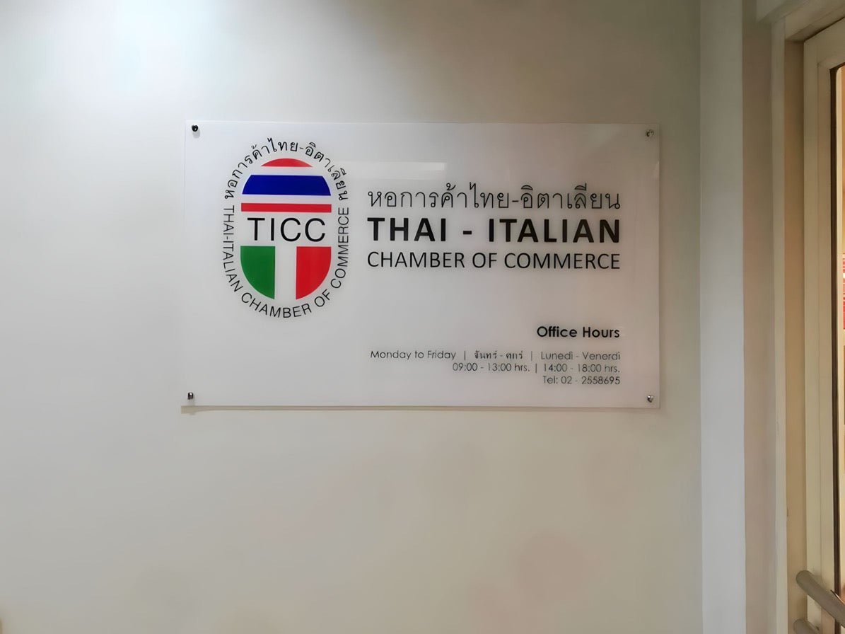 ป้ายอะคริลิคหมุดลอย Standoff ดีไซน์โมเดิร์น พิมพ์คมชัด เหมาะสำหรับป้ายบริษัทและสำนักงาน