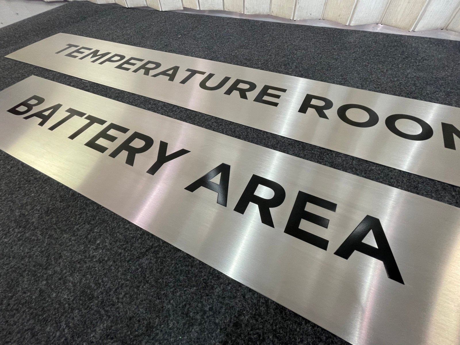 ป้ายสแตนเลสกัดกรด โลโก้บริษัท Etched Metal Sign ป้ายกัดกรดสแตนเลส SS304 ป้ายชื่อบริษัทสแตนเลส กัดกรดลงสี