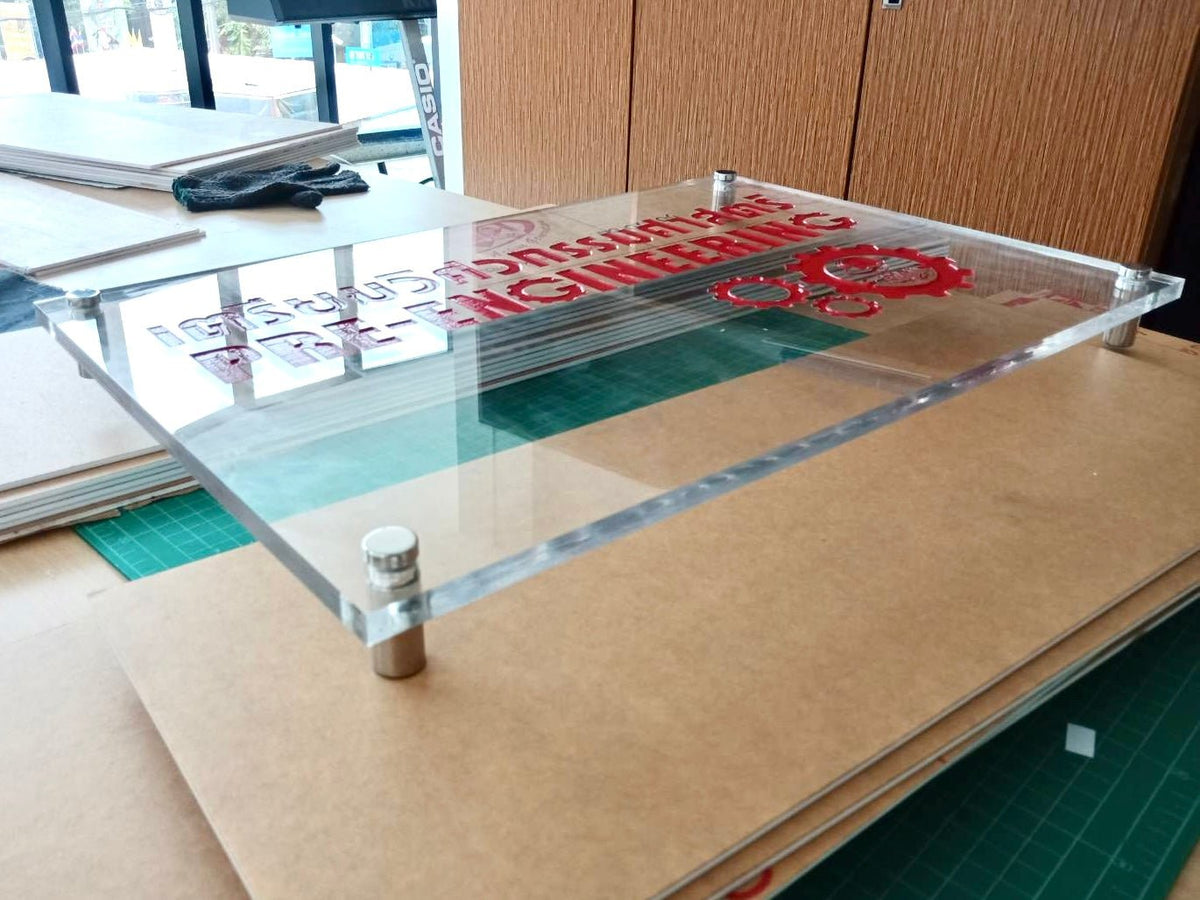 ป้ายอะคริลิคหมุดลอย Standoff ดีไซน์โมเดิร์น พิมพ์คมชัด เหมาะสำหรับป้ายบริษัทและสำนักงาน
