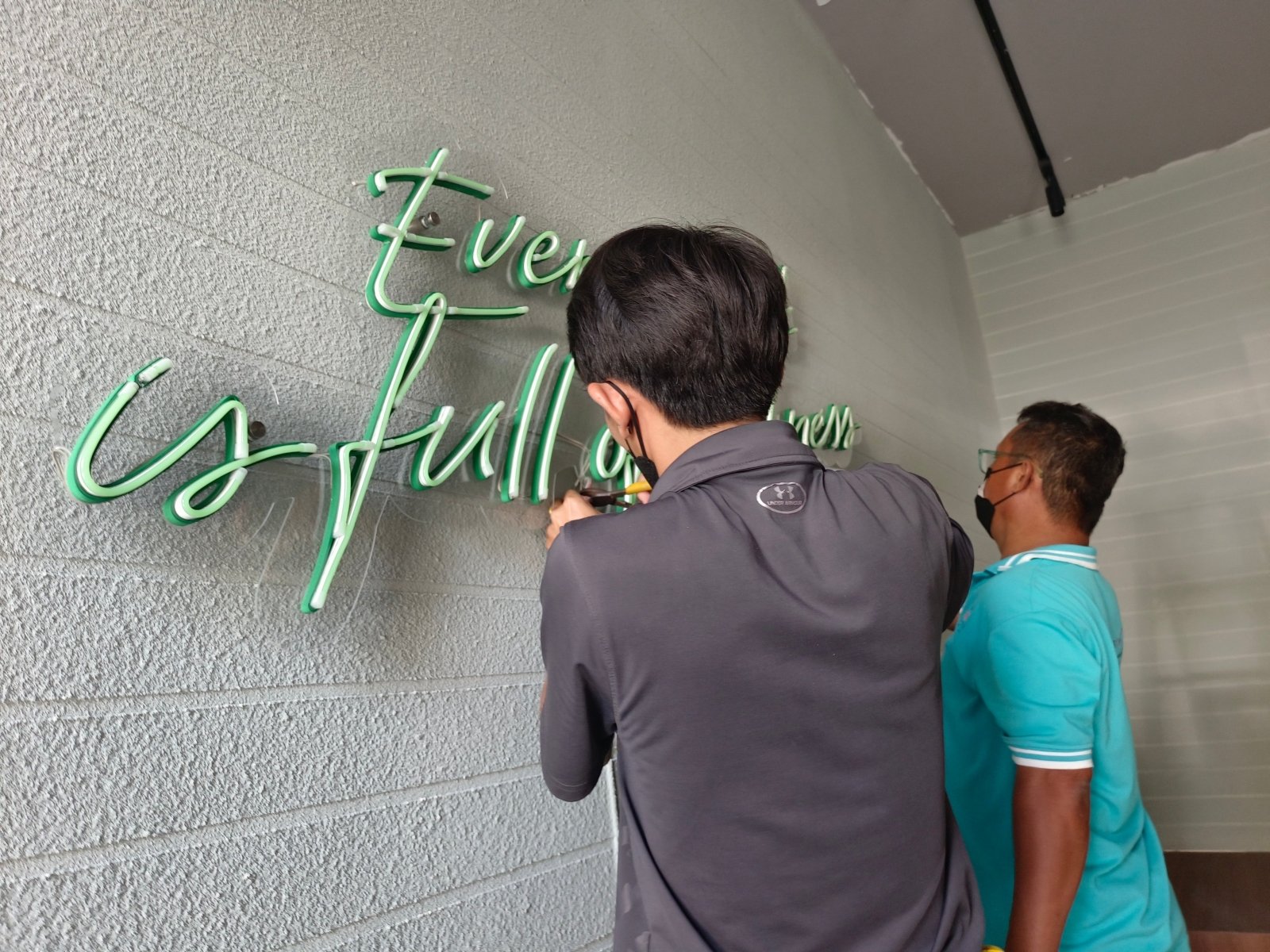 ป้ายไฟนีออน Neon Sign สีสันสดใส ดัดโค้งตามแบบ สวยงามสะดุดตา เหมาะสำหรับร้านอาหาร คาเฟ่ บาร์ และงานตกแต่ง