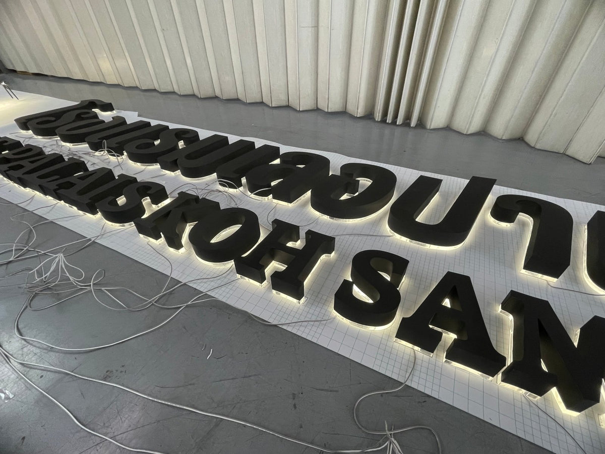 ป้ายไฟออกหลัง และอะคริลิคซ้อนหลัง แสงไฟสวยหรู สะท้อนกำแพงโดดเด่น เหมาะสำหรับป้ายบริษัท ร้านค้า และงานตกแต่งอาคาร