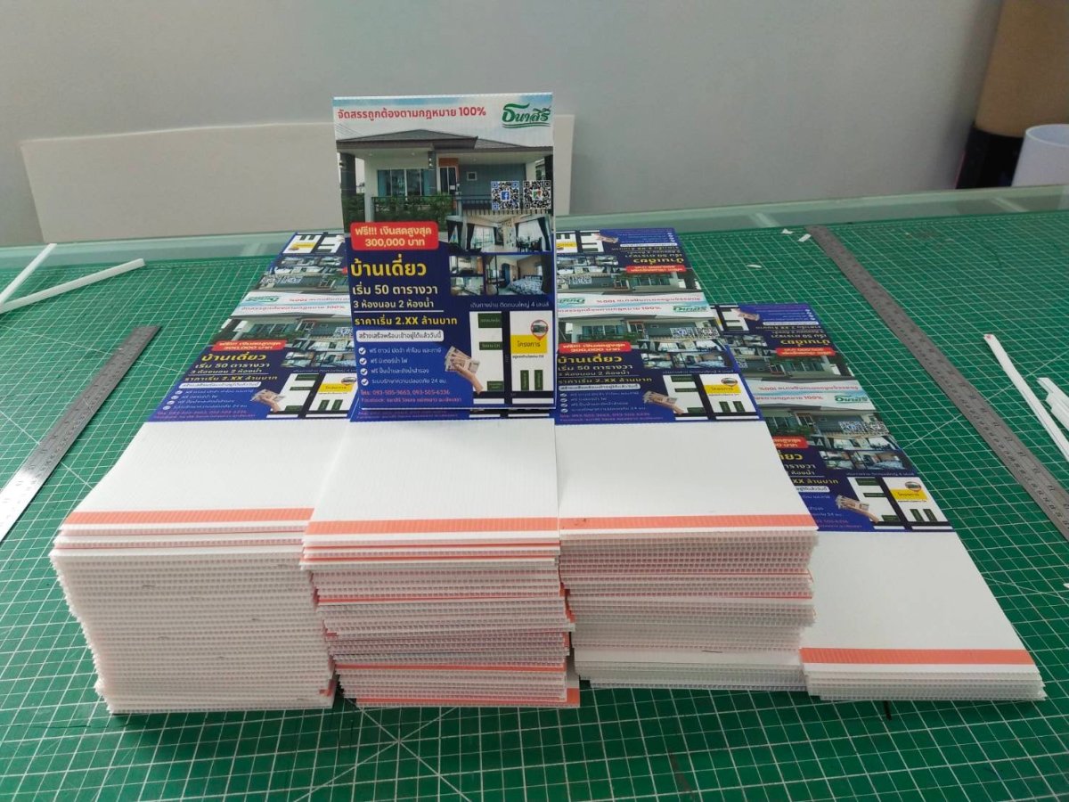 เต้นท์การ์ด สแตนดี้ตั้งโต๊ะ ป้ายตั้งฟิวเจอร์บอร์ด และป้ายสามเหลี่ยมตั้งโต๊ะ พิมพ์คมชัด เหมาะสำหรับเมนู โปรโมชั่น และป้ายโฆษณา