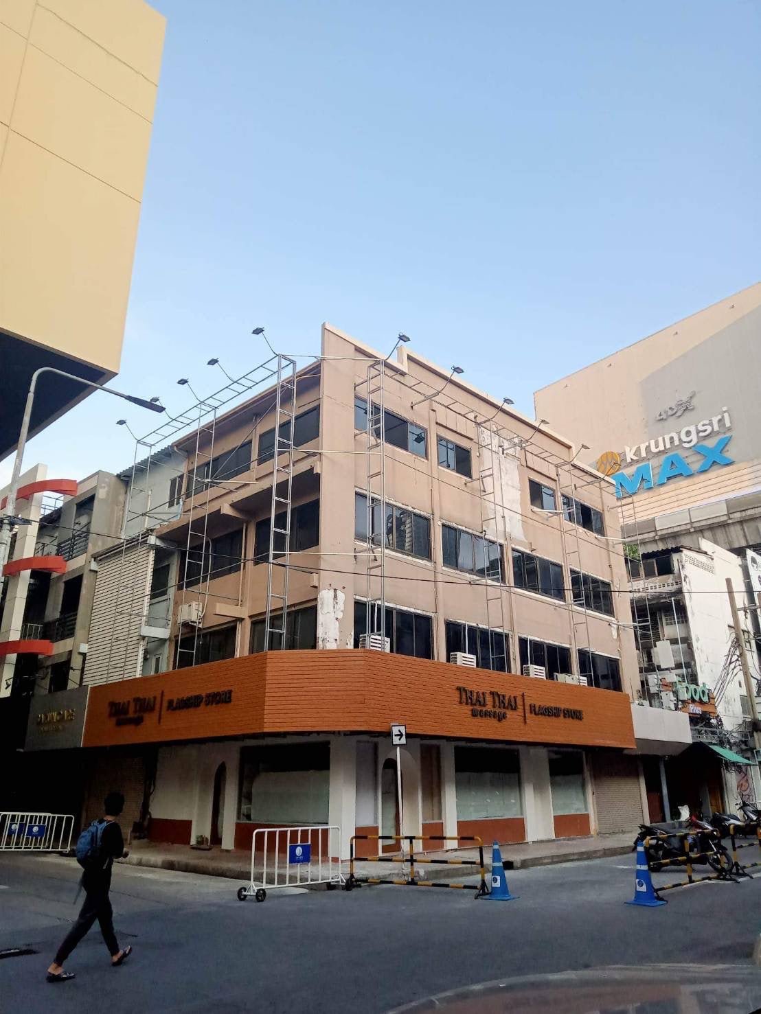 ป้ายไวนิลติดอาคารพาณิชย์ พิมพ์คมชัด สีสด ทนแดดฝน เหมาะสำหรับงานโฆษณา โปรโมชัน และสร้างภาพลักษณ์ให้กับธุรกิจ