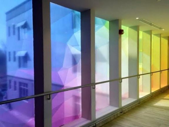 สติ๊กเกอร์โปร่งใส พิมพ์อิงค์เจ็ท สีสด คมชัด เหมาะสำหรับติดกระจก บรรจุภัณฑ์ และงานตกแต่ง