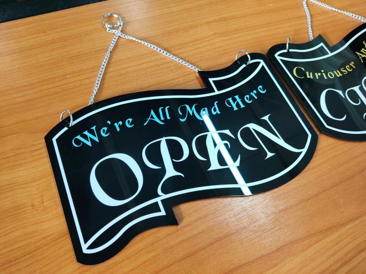 ป้ายคอมโพสิต พิมพ์สกรีนยูวี UV Inkjet พิมพ์คมชัด สีสด ทนทาน เหมาะสำหรับป้ายบริษัท อาคาร โครงการ และงานโฆษณากลางแจ้ง