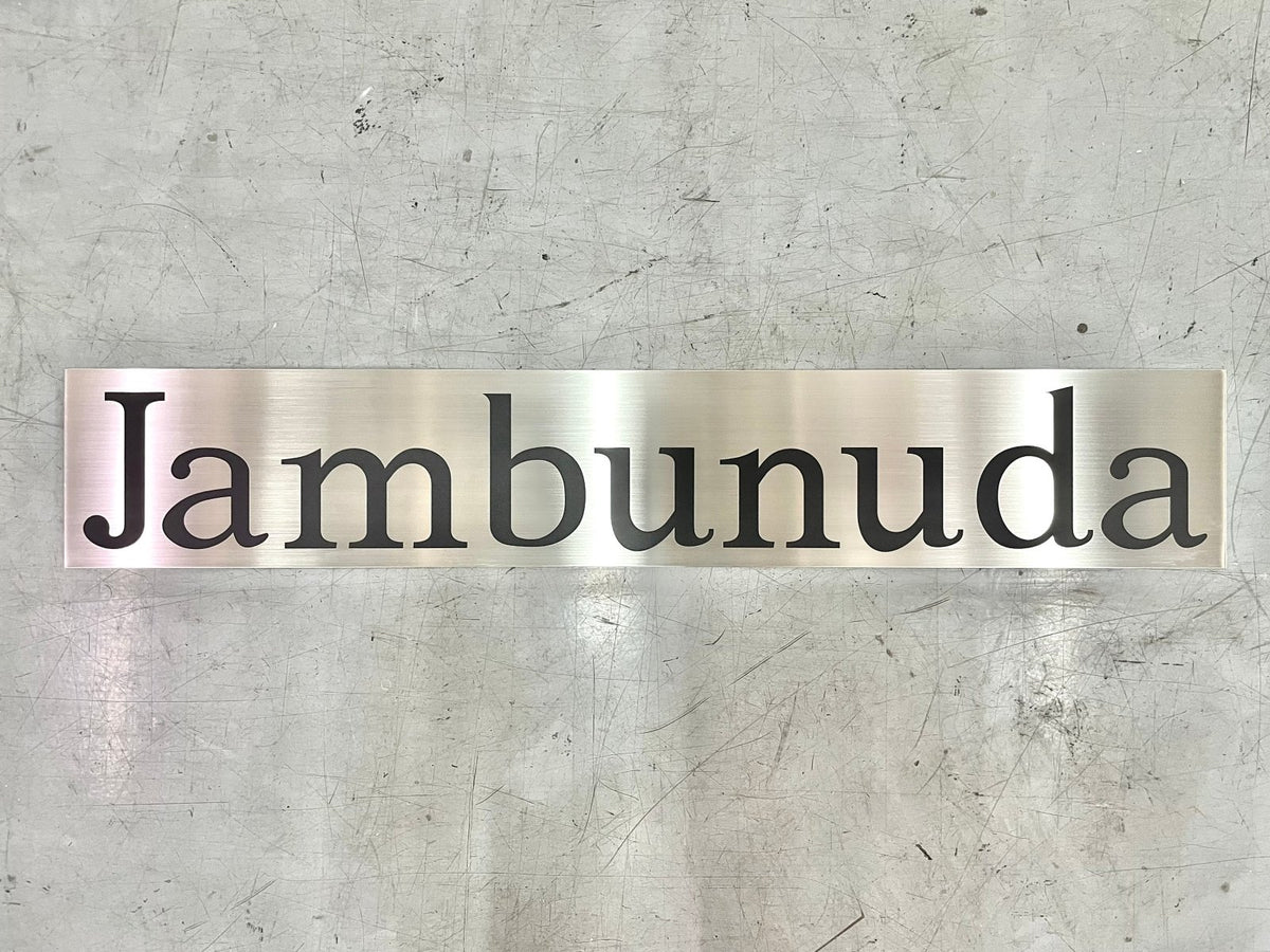 ป้ายสแตนเลสเงินแฮร์ไลน์ ผิวด้านหรูหรา แข็งแรง ทนทาน เหมาะสำหรับป้ายบริษัทและงานตกแต่งอาคาร