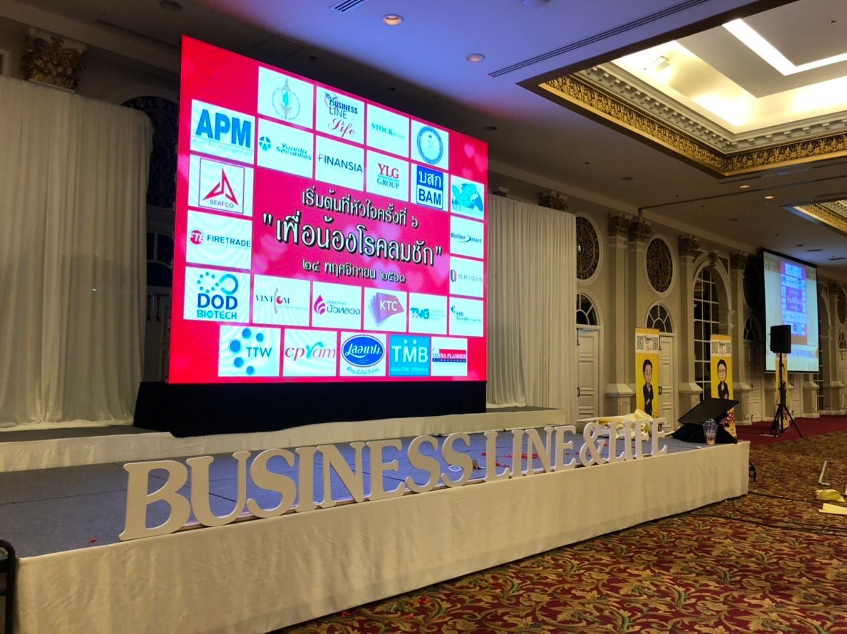 ป้ายโลโก้ตั้งพื้น และป้ายตั้งประกอบฉากถ่ายรูป ดีไซน์สวยสะดุดตา เหมาะสำหรับงานอีเวนต์ งานเปิดตัวสินค้า และการโปรโมทร้านค้า