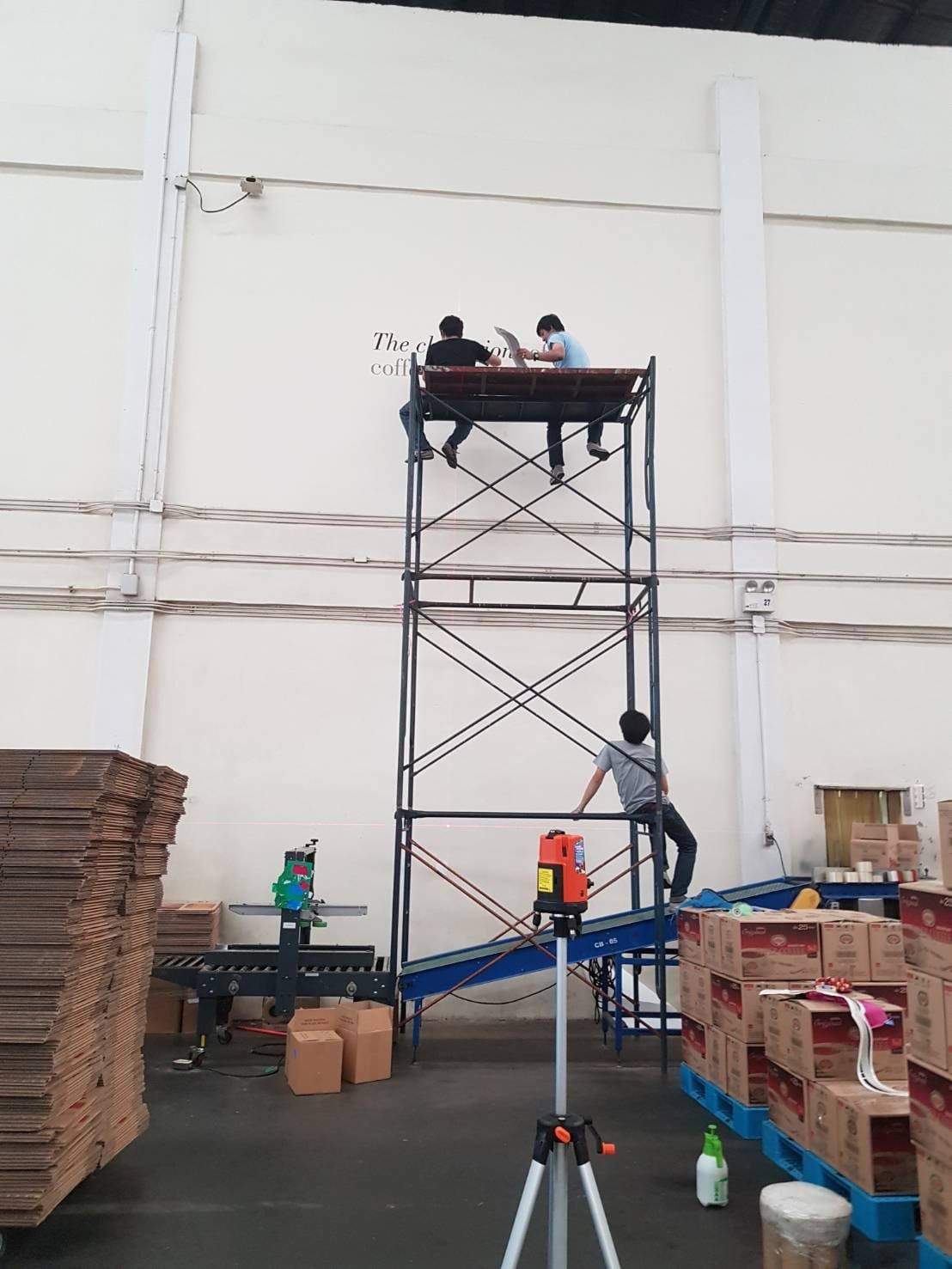 รับติดสติ๊กเกอร์อาคารสูง และป้ายติดตึก งานพิมพ์คมชัด ทีมช่างมืออาชีพ เหมาะสำหรับโฆษณา โปรโมชัน และสร้างภาพลักษณ์องค์กร