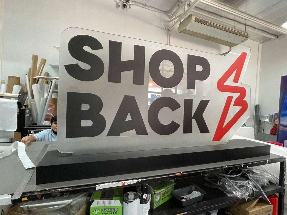 ป้ายโลโก้ตั้งพื้น และป้ายตั้งประกอบฉากถ่ายรูป ดีไซน์สวยสะดุดตา เหมาะสำหรับงานอีเวนต์ งานเปิดตัวสินค้า และการโปรโมทร้านค้า