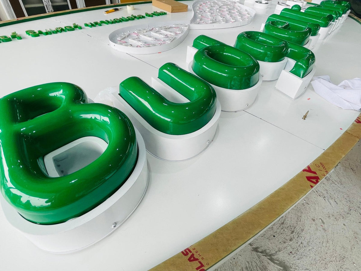 ป้ายกล่องไฟปั๊มนูน และป้ายไฟปั๊มนูน สว่างคมชัด ดีไซน์โดดเด่น เหมาะสำหรับป้ายร้านค้า ป้ายบริษัท และงานโฆษณากลางคืน