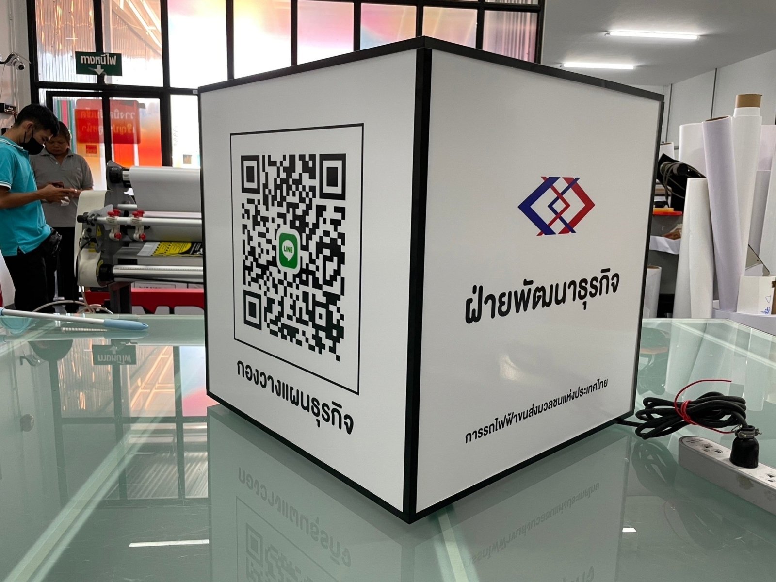 กล่องไฟสี่เหลี่ยม ทรงลูกเต๋า และกล่องไฟอะคริลิค ให้แสงสว่างชัดเจน ดีไซน์โดดเด่น เหมาะสำหรับป้ายร้านค้า งานอีเวนต์ และโฆษณา