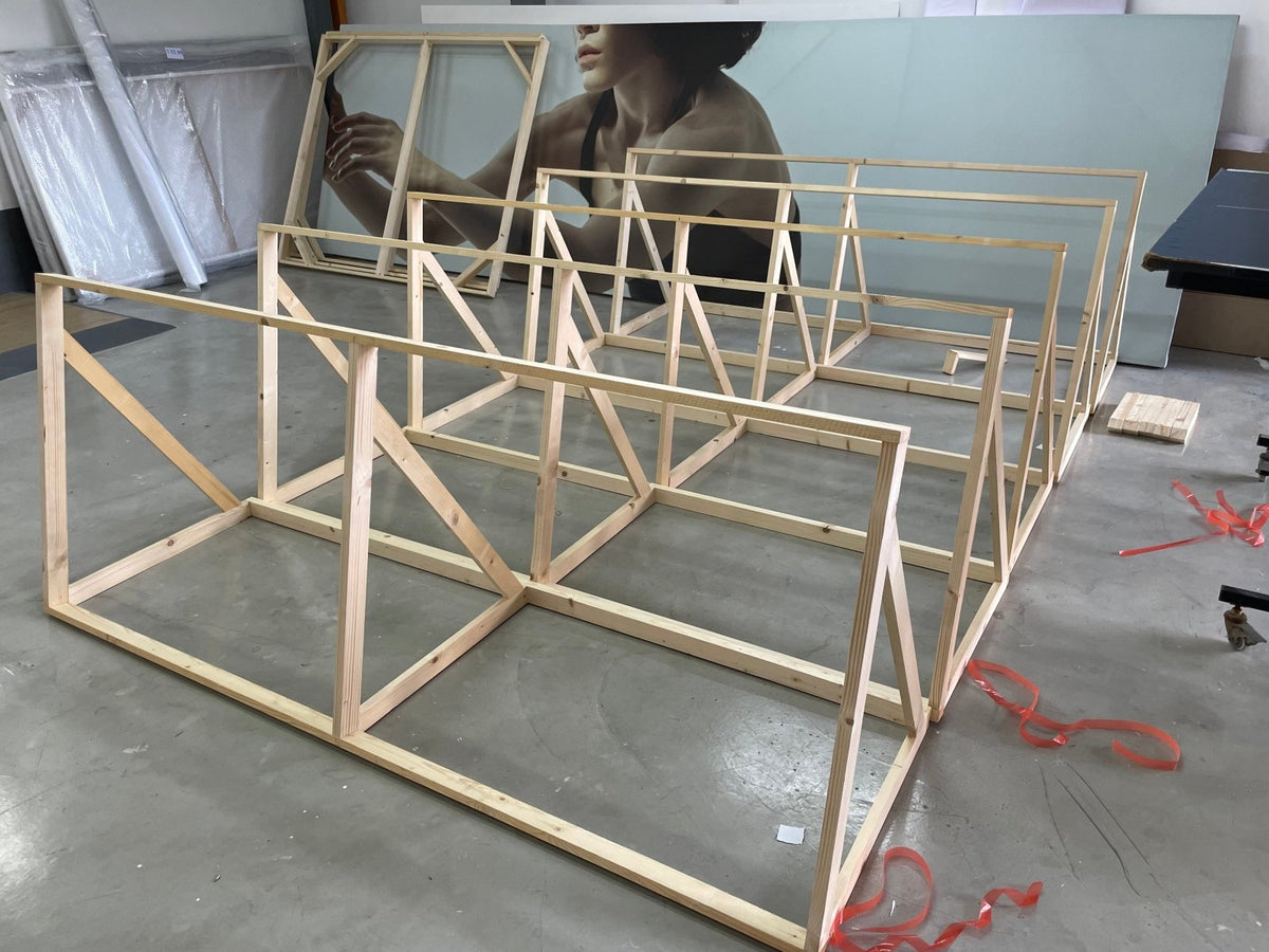 ป้ายสปอนเซอร์ พร้อมโลโก้ Li-Ning และ Yonex พิมพ์คมชัด เหมาะสำหรับงานกีฬา อีเวนต์ การแข่งขัน และโปรโมชันแบรนด์