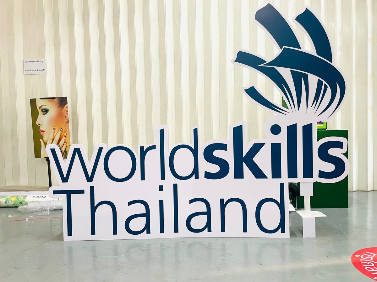 ป้ายโลโก้ตั้งพื้น และป้ายตั้งประกอบฉากถ่ายรูป ดีไซน์สวยสะดุดตา เหมาะสำหรับงานอีเวนต์ งานเปิดตัวสินค้า และการโปรโมทร้านค้า