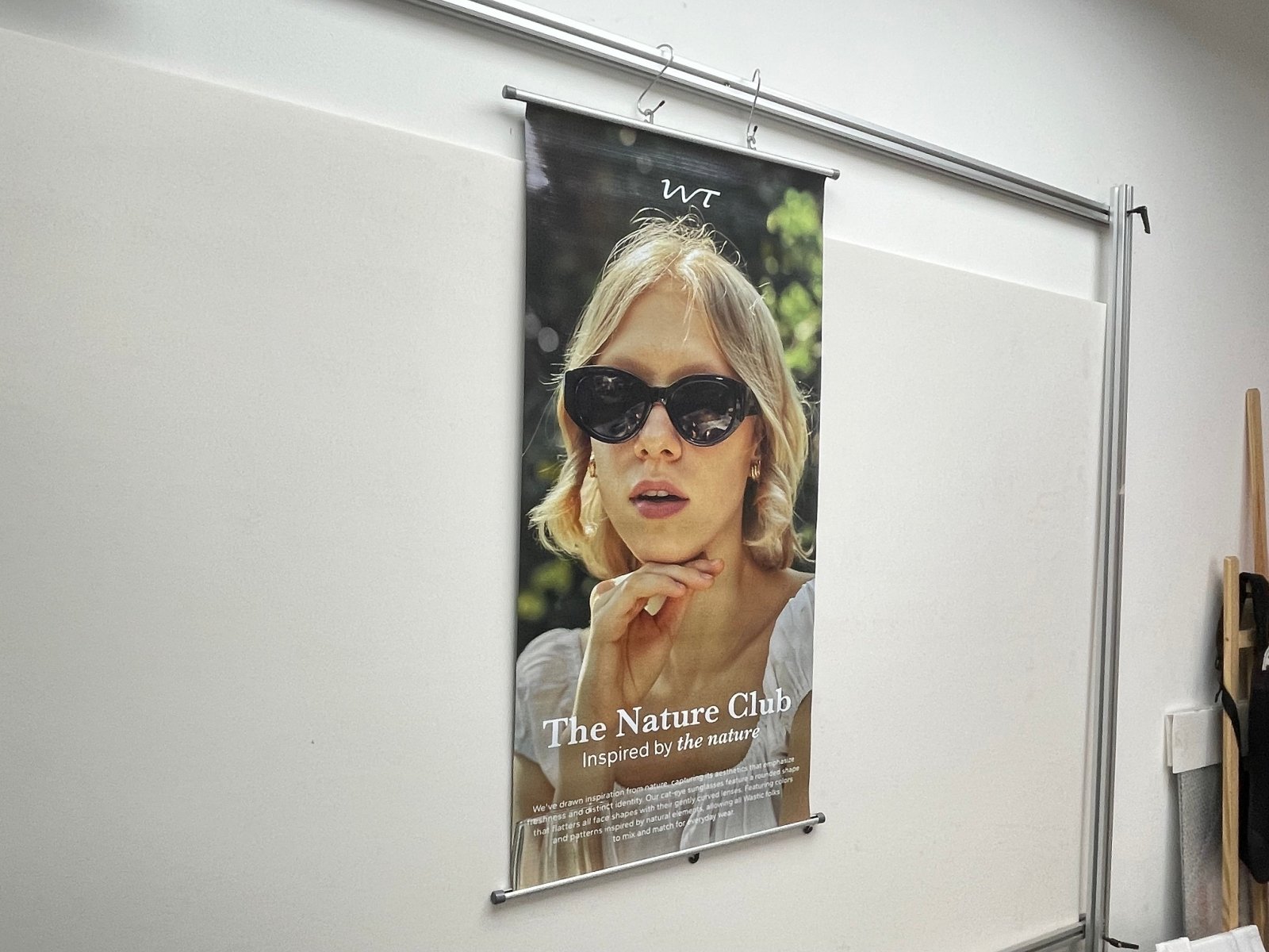 โปสเตอร์แขวนผนัง Hanging Poster พิมพ์คมชัด สีสดใส เหมาะสำหรับงานโฆษณา ประชาสัมพันธ์ และตกแต่งผนัง