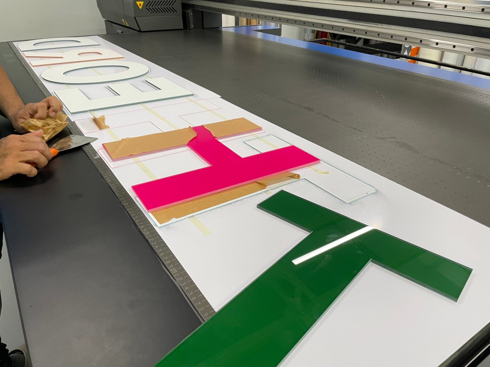 ป้ายอะคริลิค ชื่อบริษัท ติดผนัง พิมพ์ยูวีคมชัด ดีไซน์เรียบหรู เหมาะสำหรับออฟฟิศและองค์กร