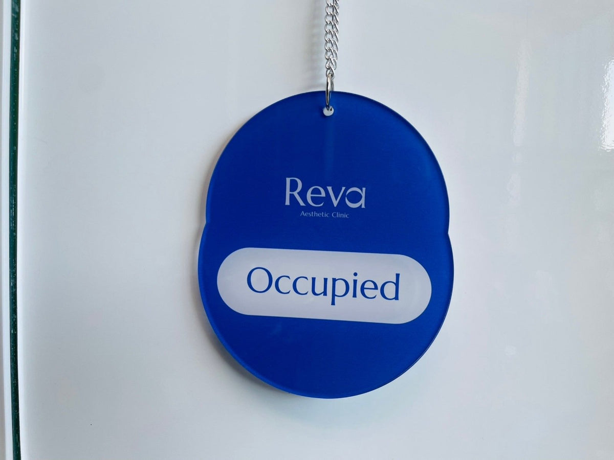 ป้ายแขวน ป้ายคล้องโซ่ และป้ายห้อย พิมพ์คมชัด แข็งแรง ใช้งานสะดวก เหมาะสำหรับป้ายร้านค้า ป้ายประชาสัมพันธ์ และงานอีเวนต์