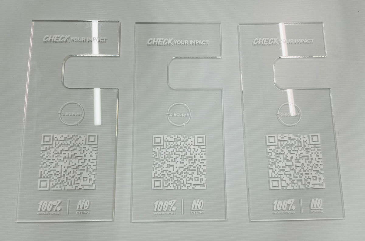 ป้ายอะคริลิคพิมพ์ยูวี แผ่นอะคริลิค และอะคริลิคติดสติ๊กเกอร์ พิมพ์คมชัด สีสวยทนทาน เหมาะสำหรับป้ายบริษัท ร้านค้า และงานตกแต่ง