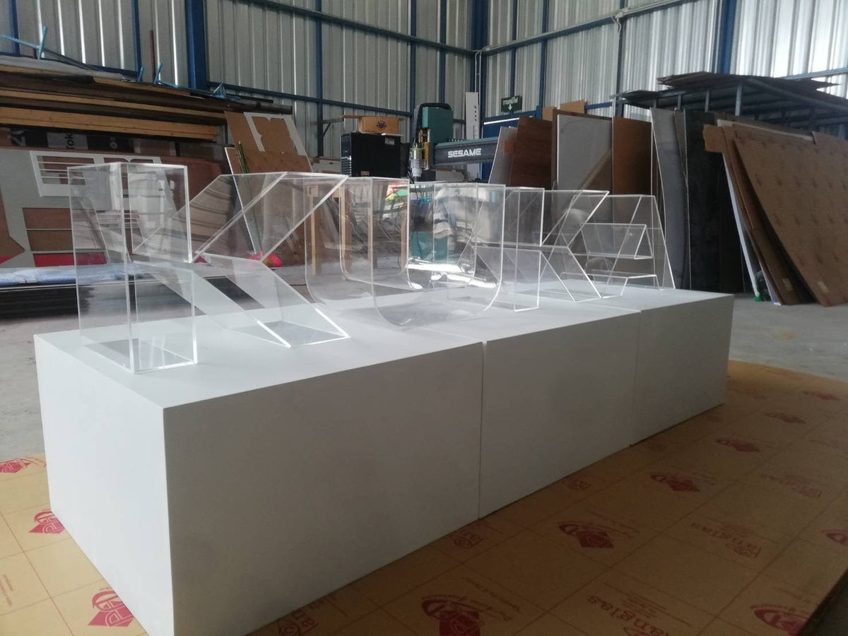 ดิสเพลย์ตัวอักษรอะคริลิคใส ดีไซน์หรูหรา โปร่งใส คมชัด เหมาะสำหรับโชว์สินค้าและงานตกแต่ง