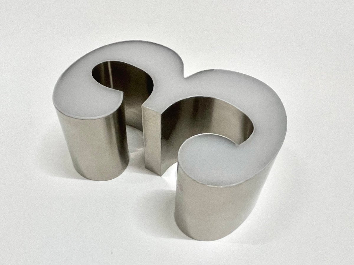 ป้ายตัวอักษรสแตนเลส Stainless Steel Letter Signage หรูหรา แข็งแรง ทนทาน เหมาะสำหรับป้ายบริษัท อาคาร และงานตกแต่ง