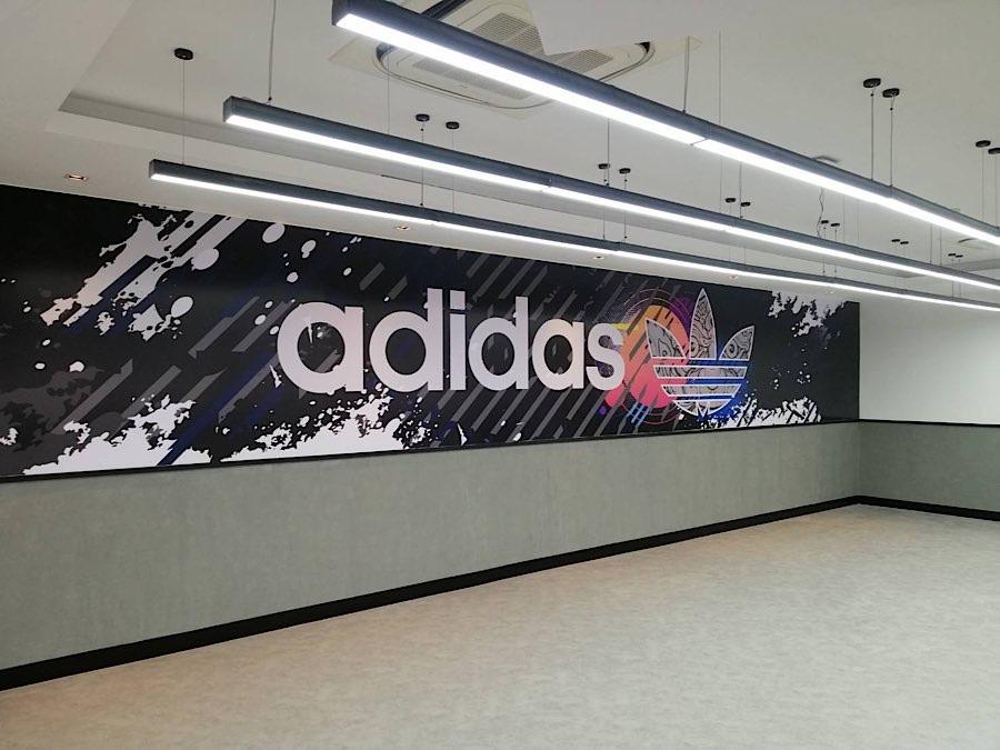 สติ๊กเกอร์ติดผนังห้อง และผนังปูน Wall Sticker พิมพ์ลายคมชัด ติดตั้งง่าย เหมาะสำหรับตกแต่งบ้าน ร้านค้า และออฟฟิศ