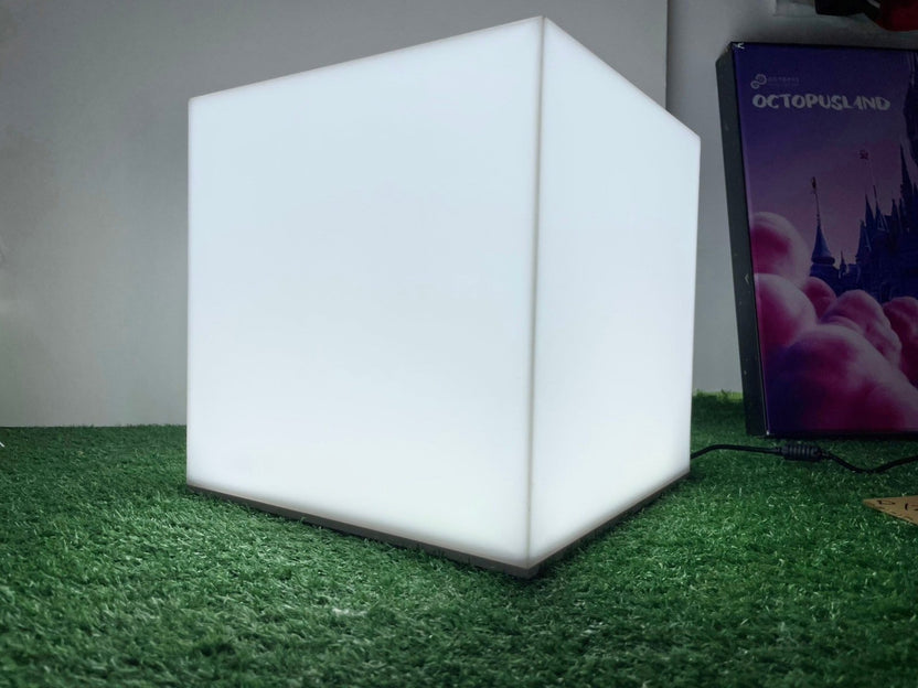 กล่องไฟสี่เหลี่ยม ทรงลูกเต๋า และกล่องไฟอะคริลิค ให้แสงสว่างชัดเจน ดีไซน์โดดเด่น เหมาะสำหรับป้ายร้านค้า งานอีเวนต์ และโฆษณา