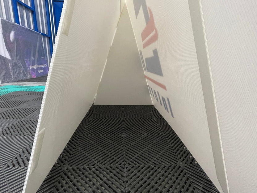 ป้ายสปอนเซอร์ พร้อมโลโก้ Li-Ning และ Yonex พิมพ์คมชัด เหมาะสำหรับงานกีฬา อีเวนต์ การแข่งขัน และโปรโมชันแบรนด์