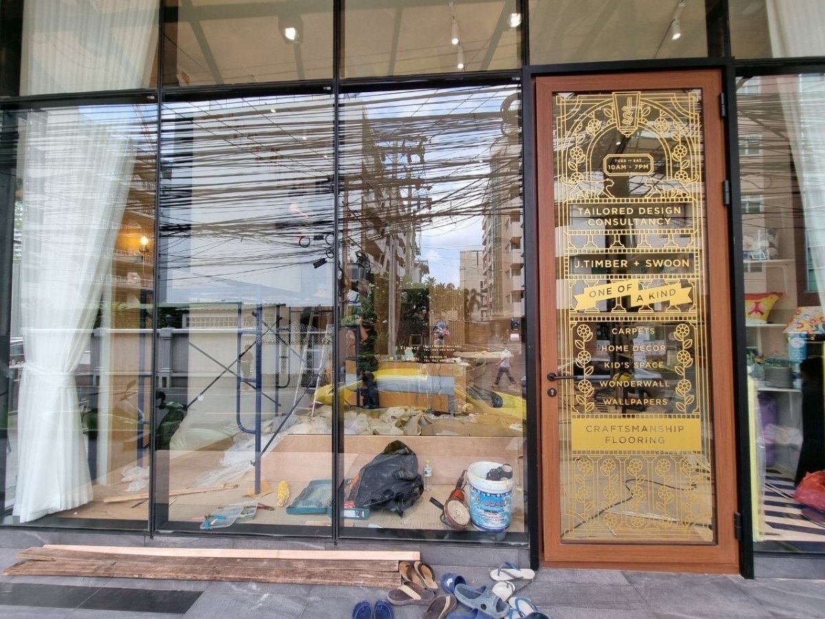 สติ๊กเกอร์ไดคัท และสติ๊กเกอร์ติดกระจกหน้าร้าน พิมพ์คมชัด สีสวยทนทาน เหมาะสำหรับงานตกแต่งร้านค้า โปรโมชัน และโฆษณา