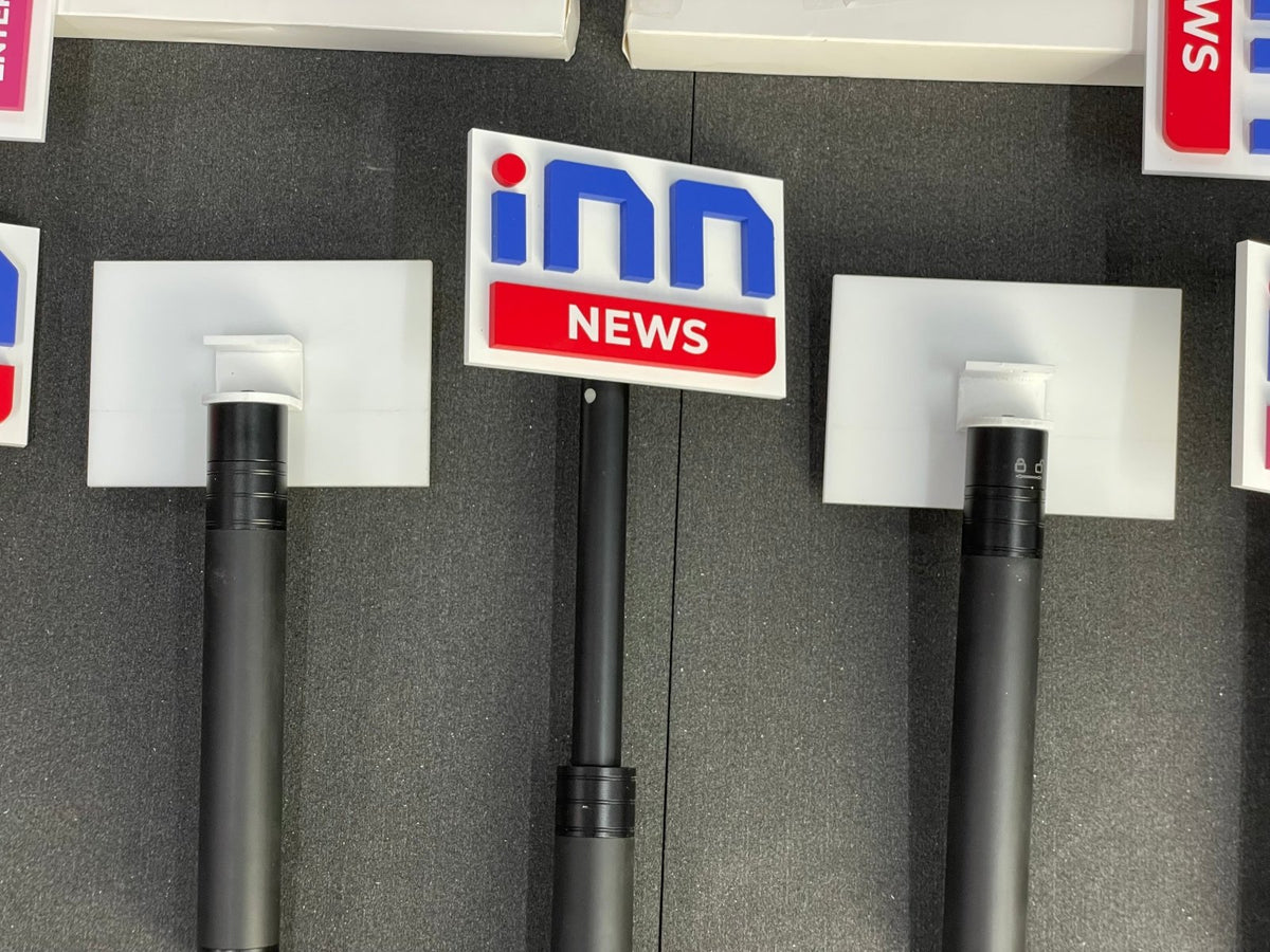 ป้ายไมค์ โลโก้ไมค์ และป้ายหัวไมค์ พิมพ์คมชัด ดีไซน์สวย เหมาะสำหรับงานอีเวนต์ สื่อประชาสัมพันธ์ รายการทีวี และงานโปรโมชัน