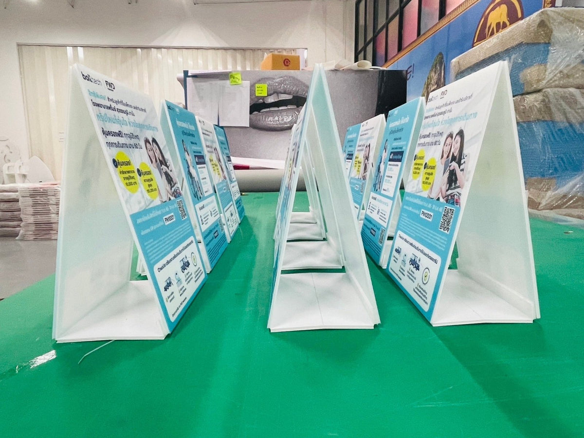 เต้นท์การ์ด สแตนดี้ตั้งโต๊ะ ป้ายตั้งฟิวเจอร์บอร์ด และป้ายสามเหลี่ยมตั้งโต๊ะ พิมพ์คมชัด เหมาะสำหรับเมนู โปรโมชั่น และป้ายโฆษณา