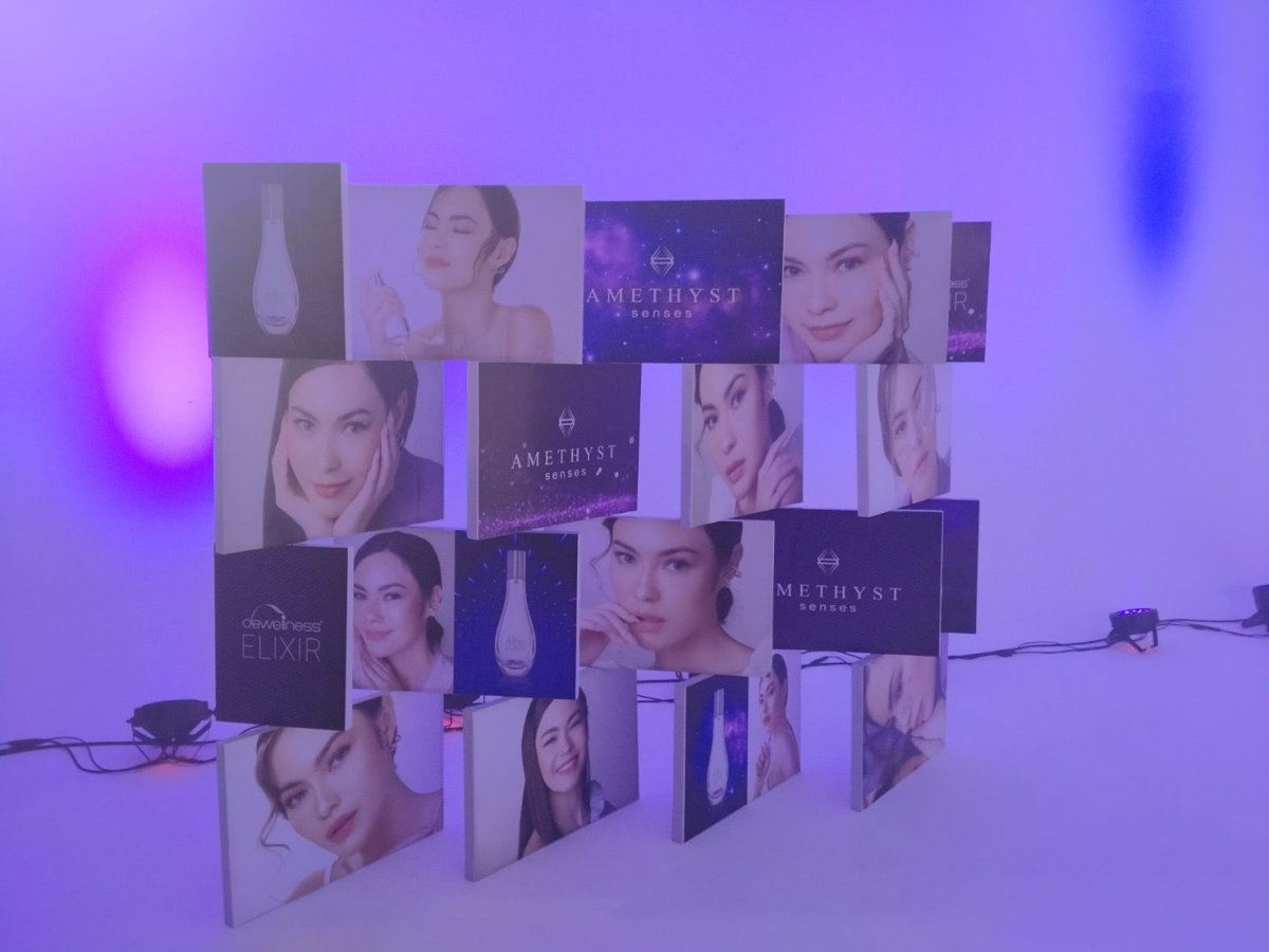 ป้ายโลโก้ตั้งพื้น และป้ายตั้งประกอบฉากถ่ายรูป ดีไซน์สวยสะดุดตา เหมาะสำหรับงานอีเวนต์ งานเปิดตัวสินค้า และการโปรโมทร้านค้า