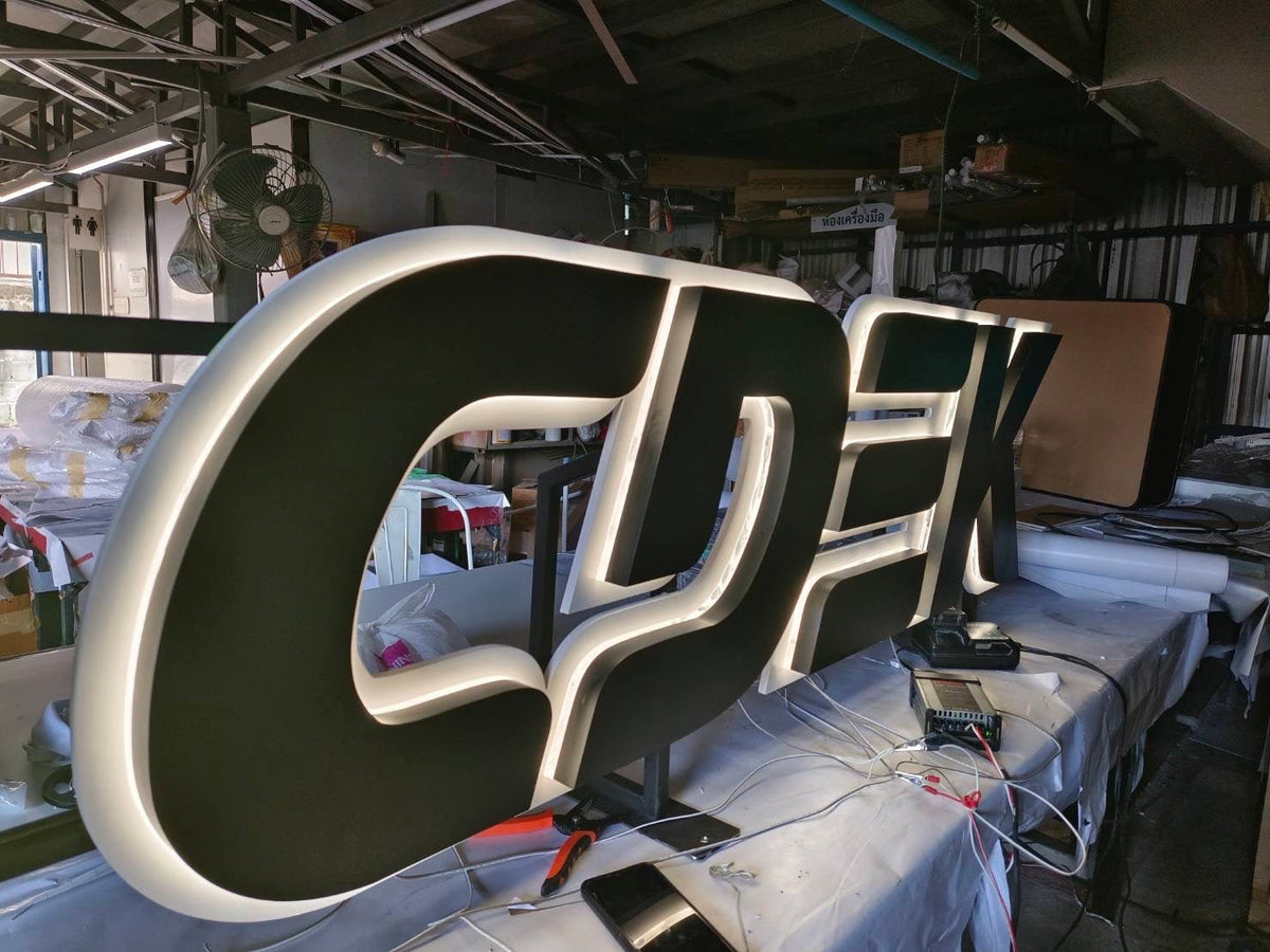 ป้ายอักษรไฟออกหลัง ติดเหนือกันสาด แสงไฟสวยหรู โดดเด่นชัดเจน เหมาะสำหรับร้านค้า บริษัท และอาคารที่ต้องการความสะดุดตา