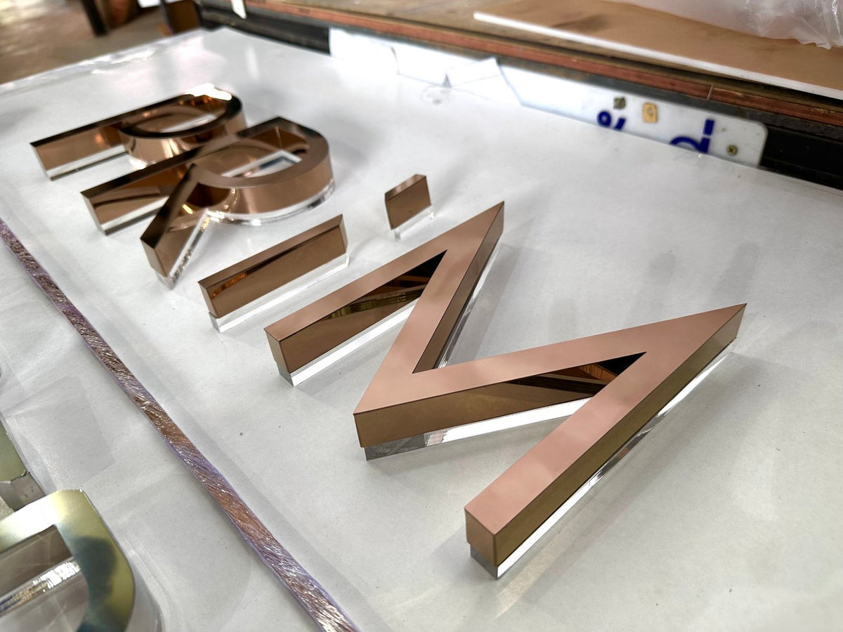 ป้ายตัวอักษรสแตนเลส Stainless Steel Letter Signage หรูหรา แข็งแรง ทนทาน เหมาะสำหรับป้ายบริษัท อาคาร และงานตกแต่ง