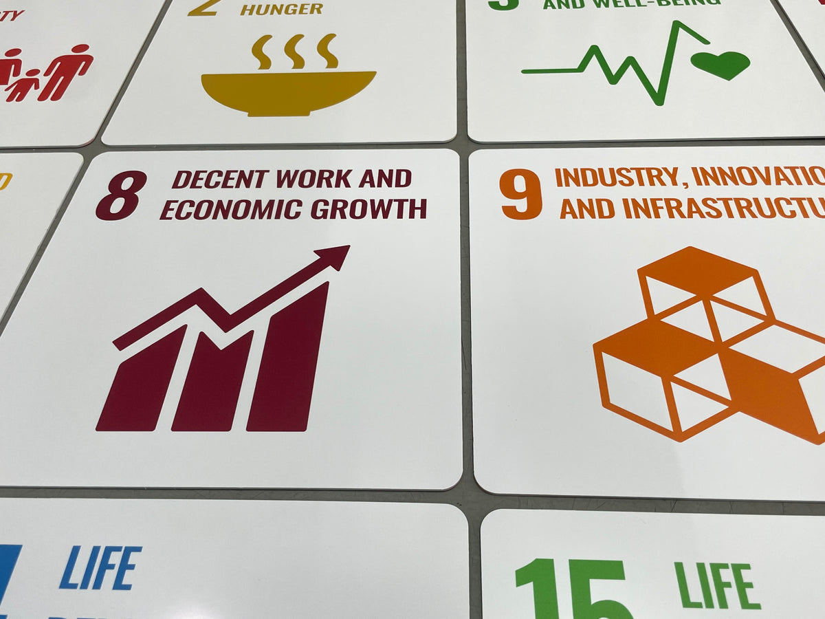 ป้ายพลาสวูด สติ๊กเกอร์ป้าย พิมพ์ยูวี ป้ายโฆษณา ออกแบบป้าย รับทำป้าย ตกแต่งร้าน สื่อโฆษณา ป้ายธุรกิจ