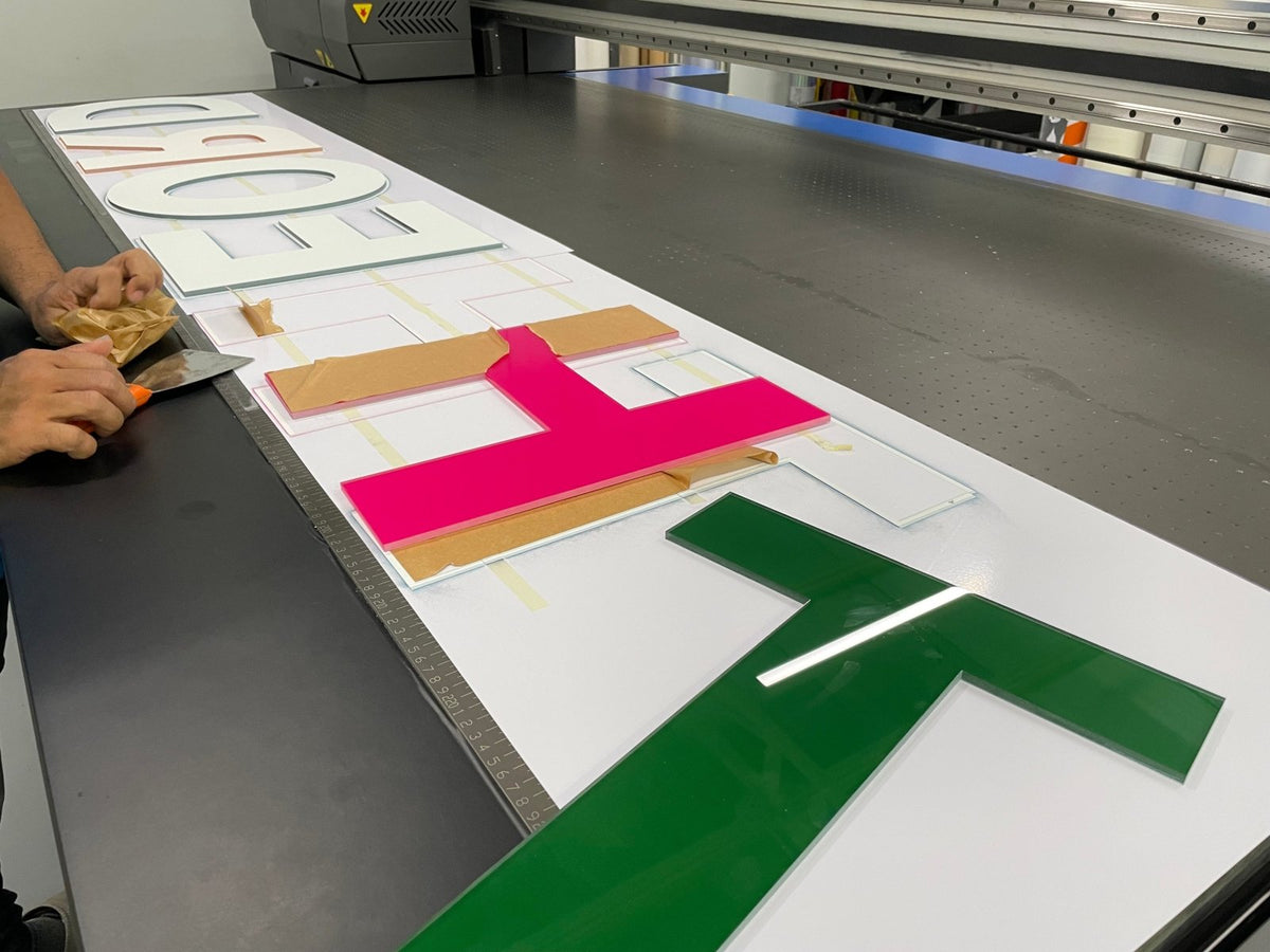 อะคริลิคใสพิมพ์กลับด้าน และพิมพ์พลาสติก พิมพ์คมชัด สีสดใส เหมาะสำหรับป้ายบริษัท ป้ายร้านค้า งานตกแต่ง และงานโฆษณา