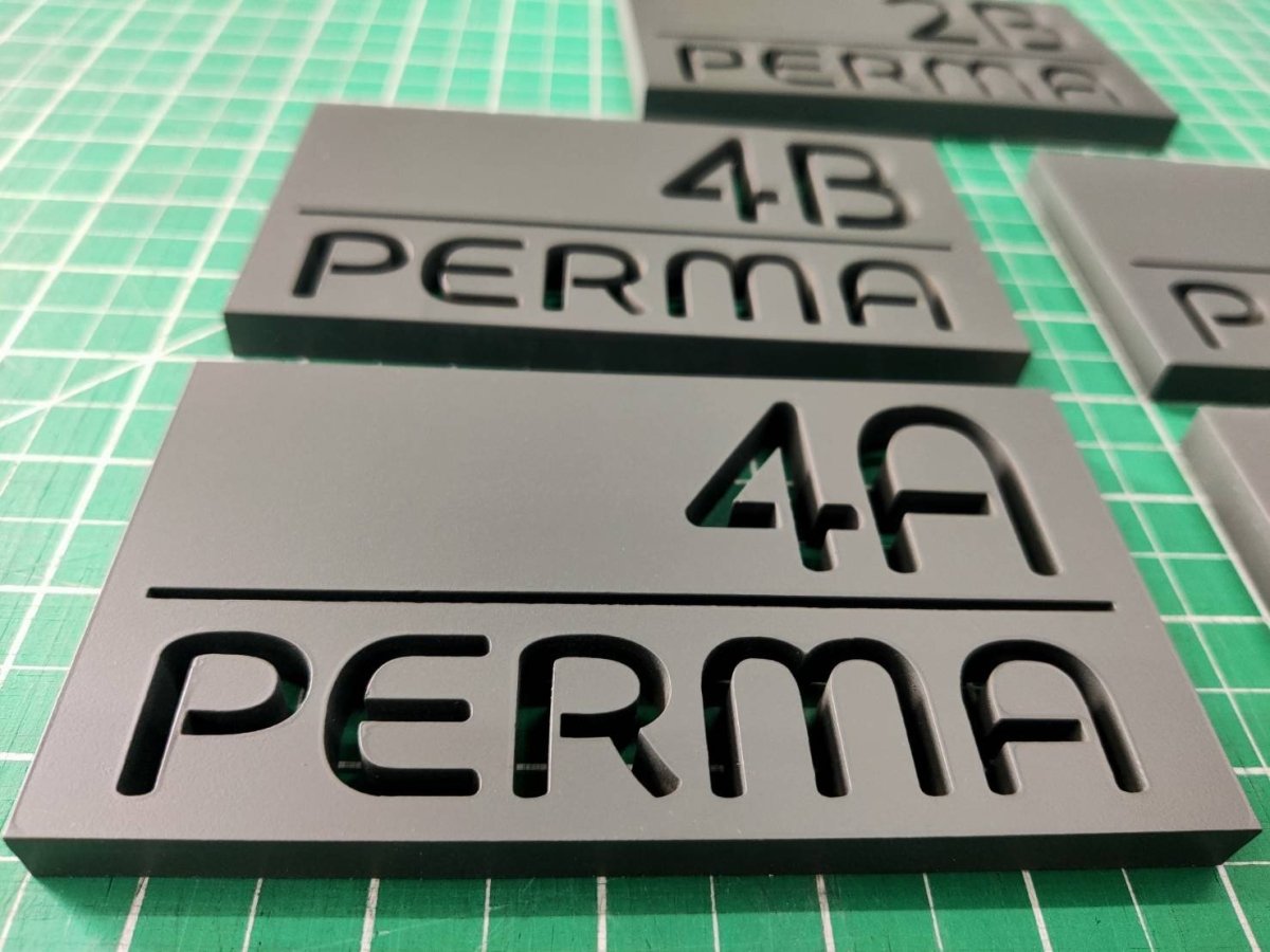 ป้ายหน้าห้อง ป้ายห้องประชุม และป้ายแผนก ดีไซน์เรียบหรู พิมพ์คมชัด เหมาะสำหรับอาคารสำนักงาน โรงเรียน และโรงพยาบาล