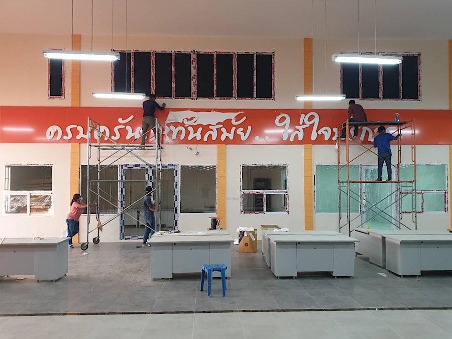ป้ายคอมโพสิต Composite Signage แข็งแรง ทนทาน พิมพ์คมชัด เหมาะสำหรับป้ายบริษัท อาคาร โครงการ และงานโฆษณากลางแจ้ง