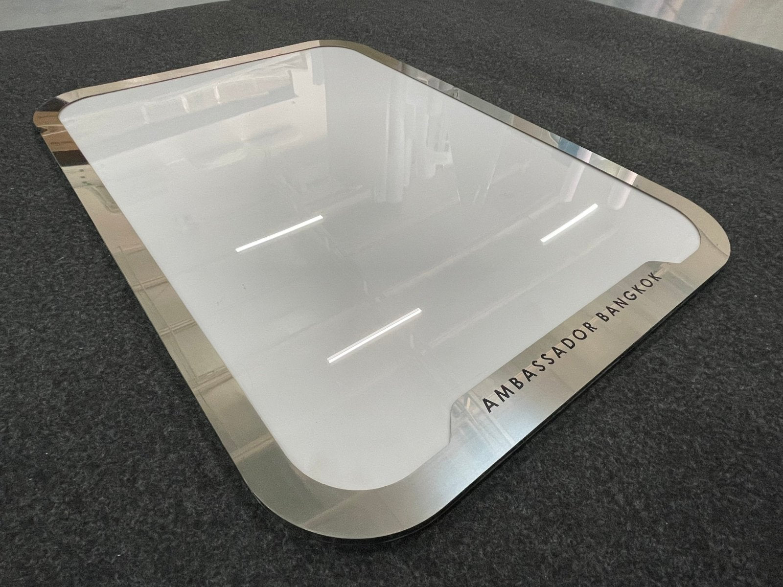 กรอบสแตนเลส กรอบป้ายสอดสแตนเลส แข็งแรง ทนทาน เหมาะสำหรับอาคารสำนักงานและโครงการ