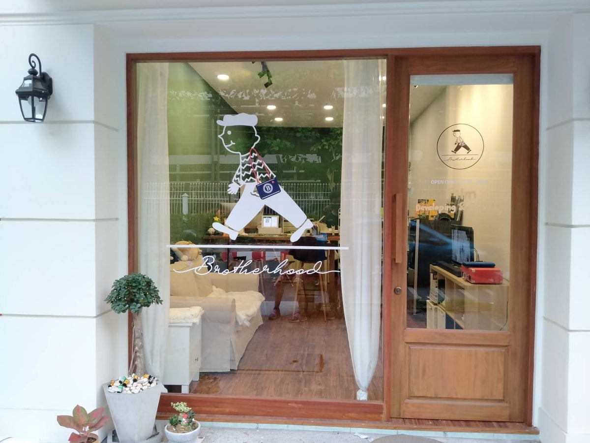 สติ๊กเกอร์ไดคัทติดกระจก สีขาว พิมพ์คมชัด เหมาะสำหรับงานตกแต่งร้านค้า ออฟฟิศ และงานประชาสัมพันธ์