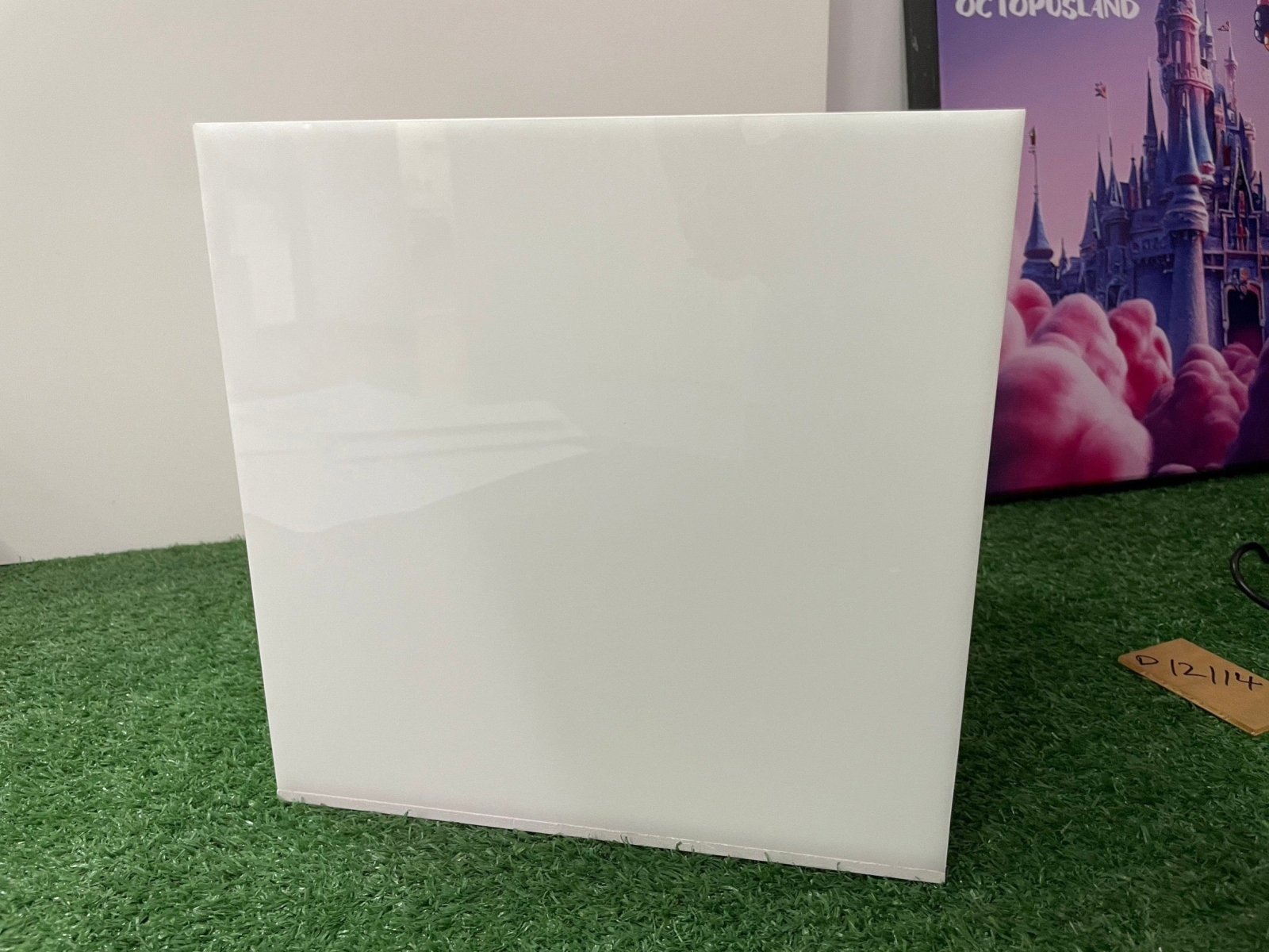 กล่องไฟสี่เหลี่ยม ทรงลูกเต๋า และกล่องไฟอะคริลิค ให้แสงสว่างชัดเจน ดีไซน์โดดเด่น เหมาะสำหรับป้ายร้านค้า งานอีเวนต์ และโฆษณา