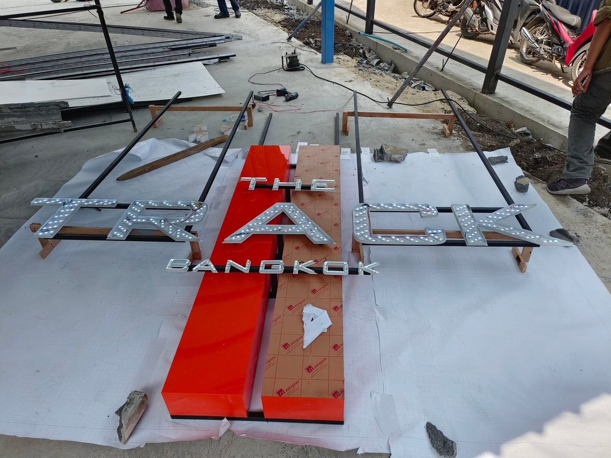 ป้ายฟิตเนส ตกแต่งยิม สปอร์ตคลับ ดีไซน์ทันสมัย พิมพ์คมชัด เหมาะสำหรับสปอร์ตคลับและศูนย์ออกกำลังกาย