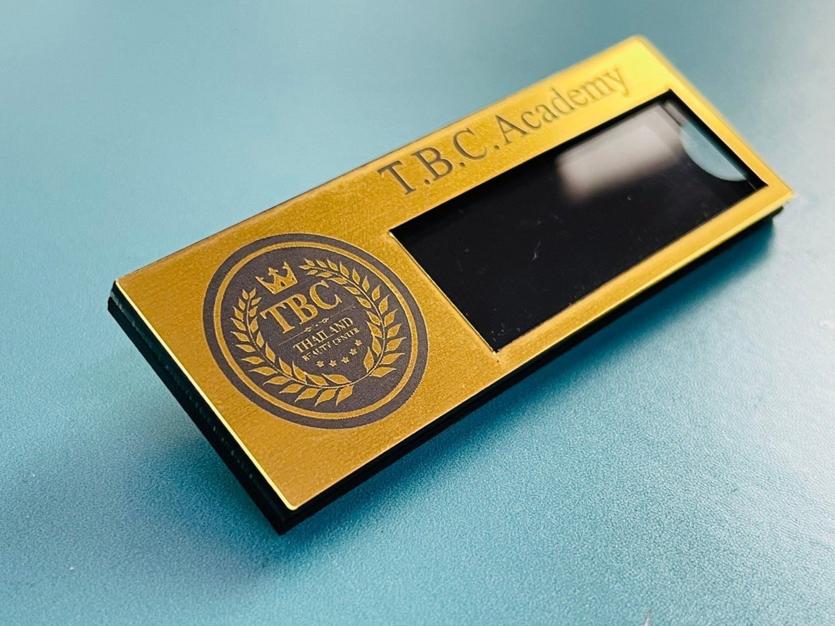 ป้ายเนมเพลท เนมแทก และป้ายกัดกรดเซาะร่อง ตัวอักษรคมชัด ทนทาน เหมาะสำหรับป้ายชื่อบริษัท เครื่องจักร และงานอุตสาหกรรม