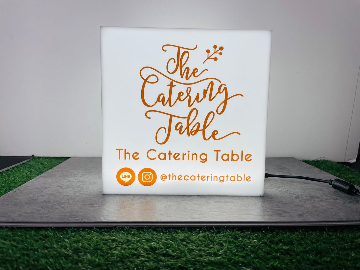 กล่องไฟสี่เหลี่ยม ทรงลูกเต๋า และกล่องไฟอะคริลิค ให้แสงสว่างชัดเจน ดีไซน์โดดเด่น เหมาะสำหรับป้ายร้านค้า งานอีเวนต์ และโฆษณา