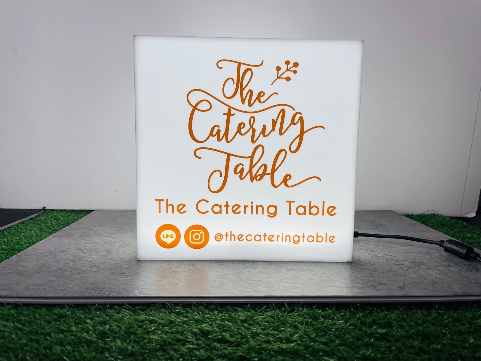 กล่องไฟสี่เหลี่ยม ทรงลูกเต๋า และกล่องไฟอะคริลิค ให้แสงสว่างชัดเจน ดีไซน์โดดเด่น เหมาะสำหรับป้ายร้านค้า งานอีเวนต์ และโฆษณา