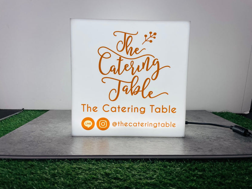 กล่องไฟสี่เหลี่ยม ทรงลูกเต๋า และกล่องไฟอะคริลิค ให้แสงสว่างชัดเจน ดีไซน์โดดเด่น เหมาะสำหรับป้ายร้านค้า งานอีเวนต์ และโฆษณา