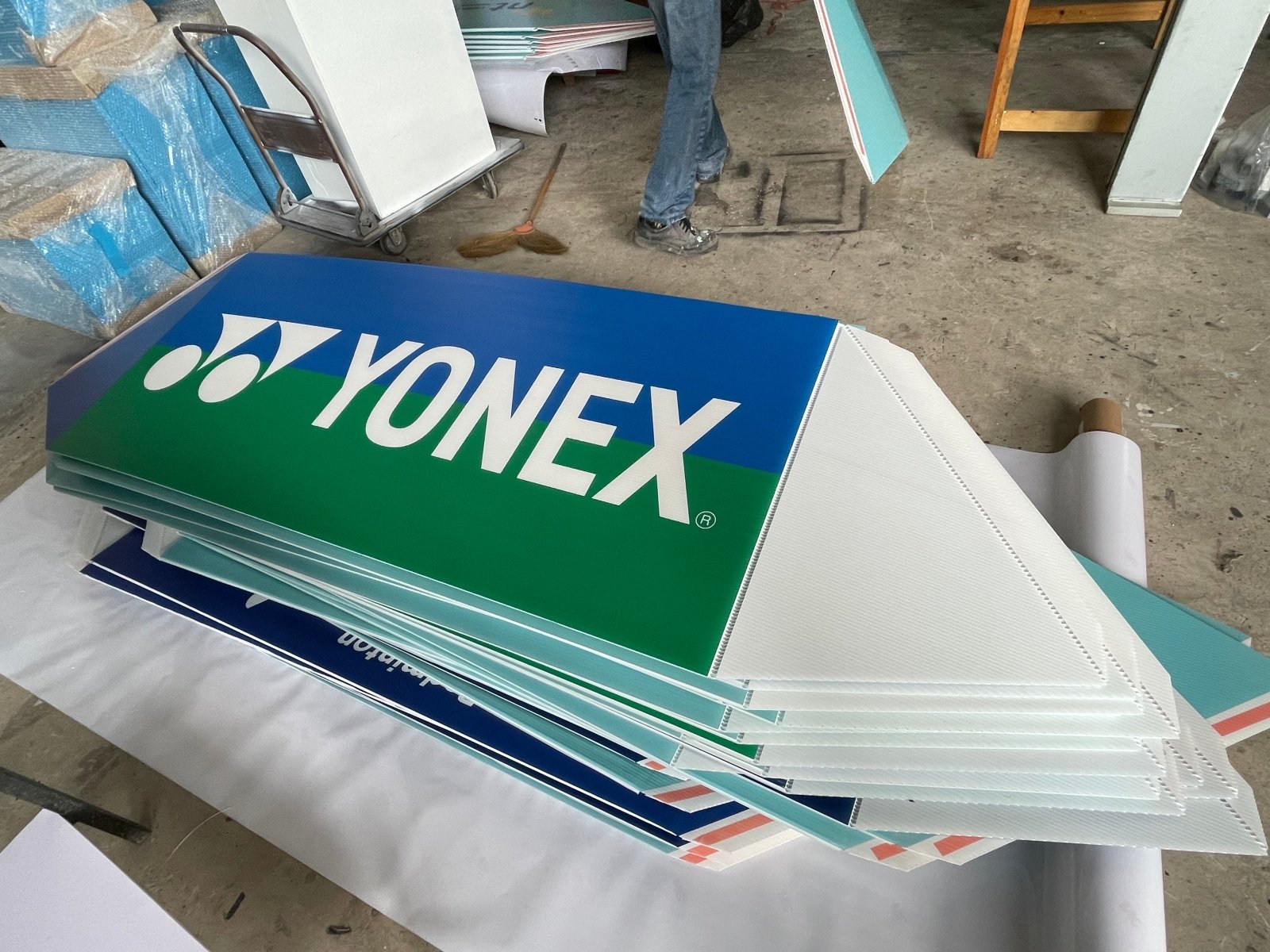 ป้ายสปอนเซอร์ พร้อมโลโก้ Li-Ning และ Yonex พิมพ์คมชัด เหมาะสำหรับงานกีฬา อีเวนต์ การแข่งขัน และโปรโมชันแบรนด์