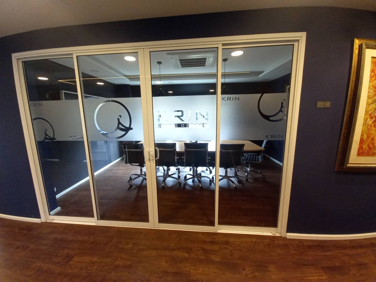 สติ๊กเกอร์ฝ้า ฉลุไดคัท ติดกระจก ลวดลายคมชัด เหมาะสำหรับออฟฟิศ ร้านค้า และงานตกแต่งกระจก